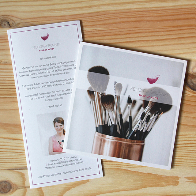 Image-Broschüren und Flyer in neutralem hell-freundlichen Layout auf heller Holzfläche; bildliche Darstellung des Design-Kompetenzbereichs für Print-Produkte; Farben: helle Bilder auf weißem Papier liegt auf hell-warmem Holz